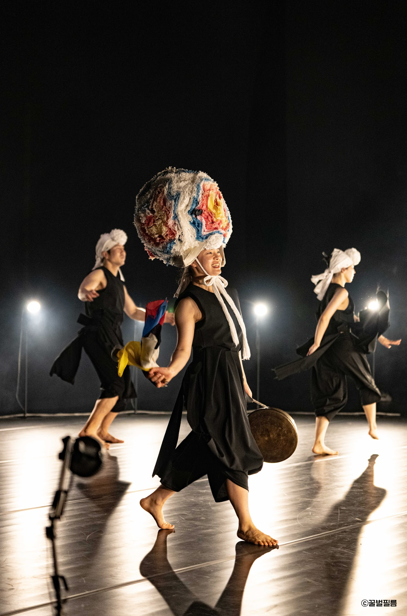 A performance that expresses traditional Korean performing arts with simplicity and clarity, highlighting refined energy to bring out modernity, represented through minimalism.