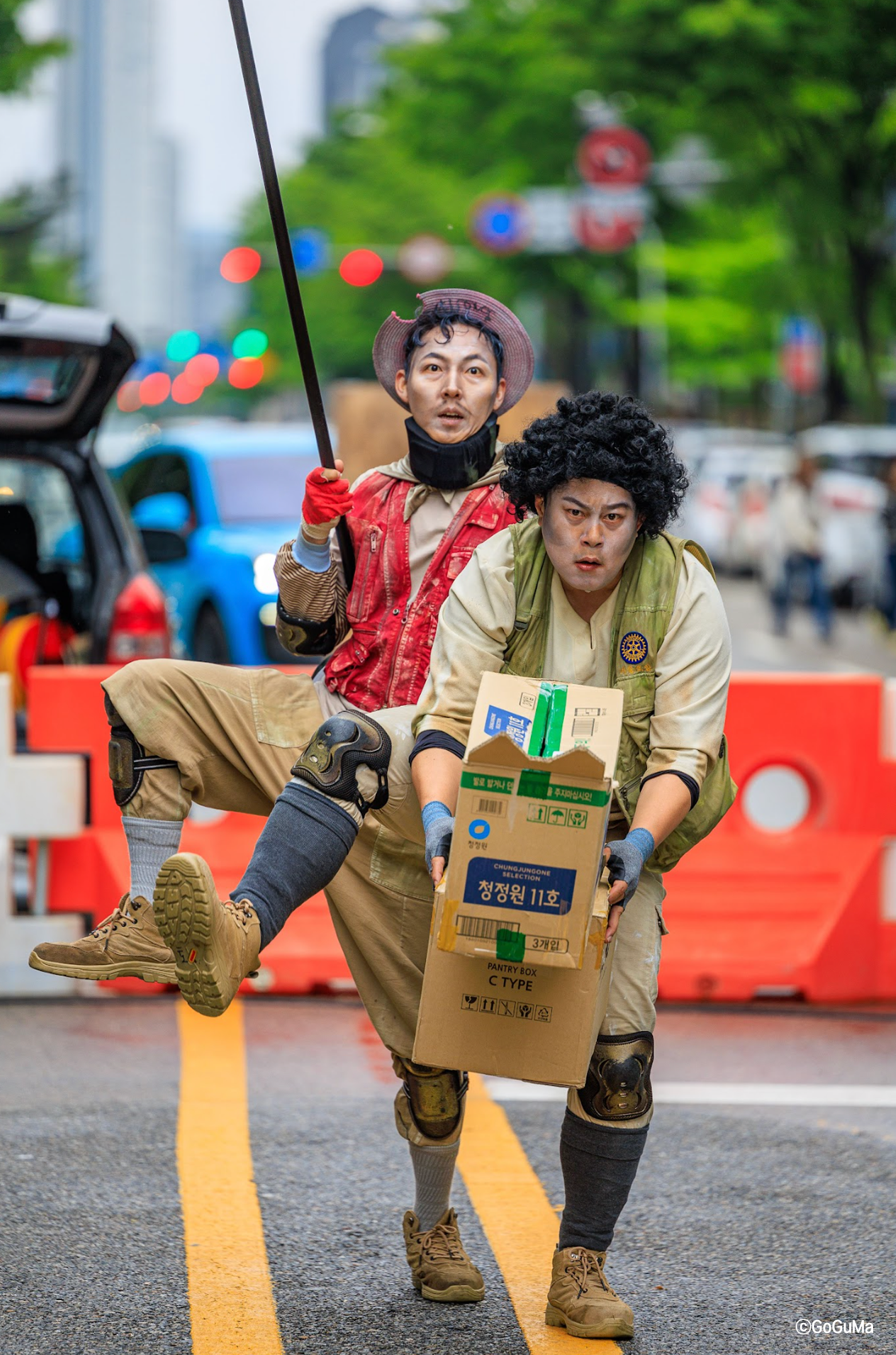 In the era of the distribution revolution, the comical delivery circus show of knights tirelessly roaming the streets to fulfill the desires of urban dwellers.
