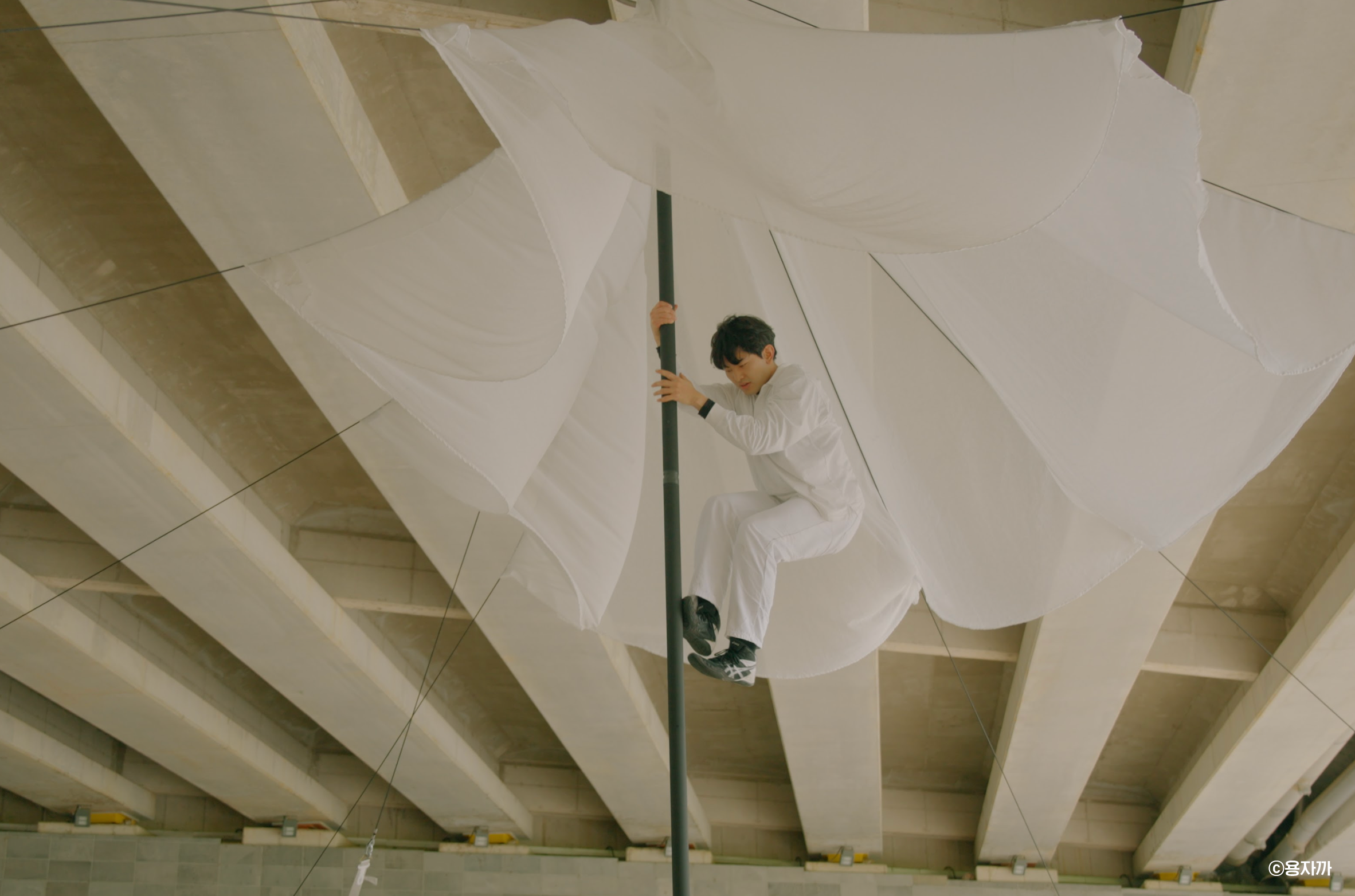 Three experimental contemporary circus performances exploring the meeting of circus apparatus and everyday objects.