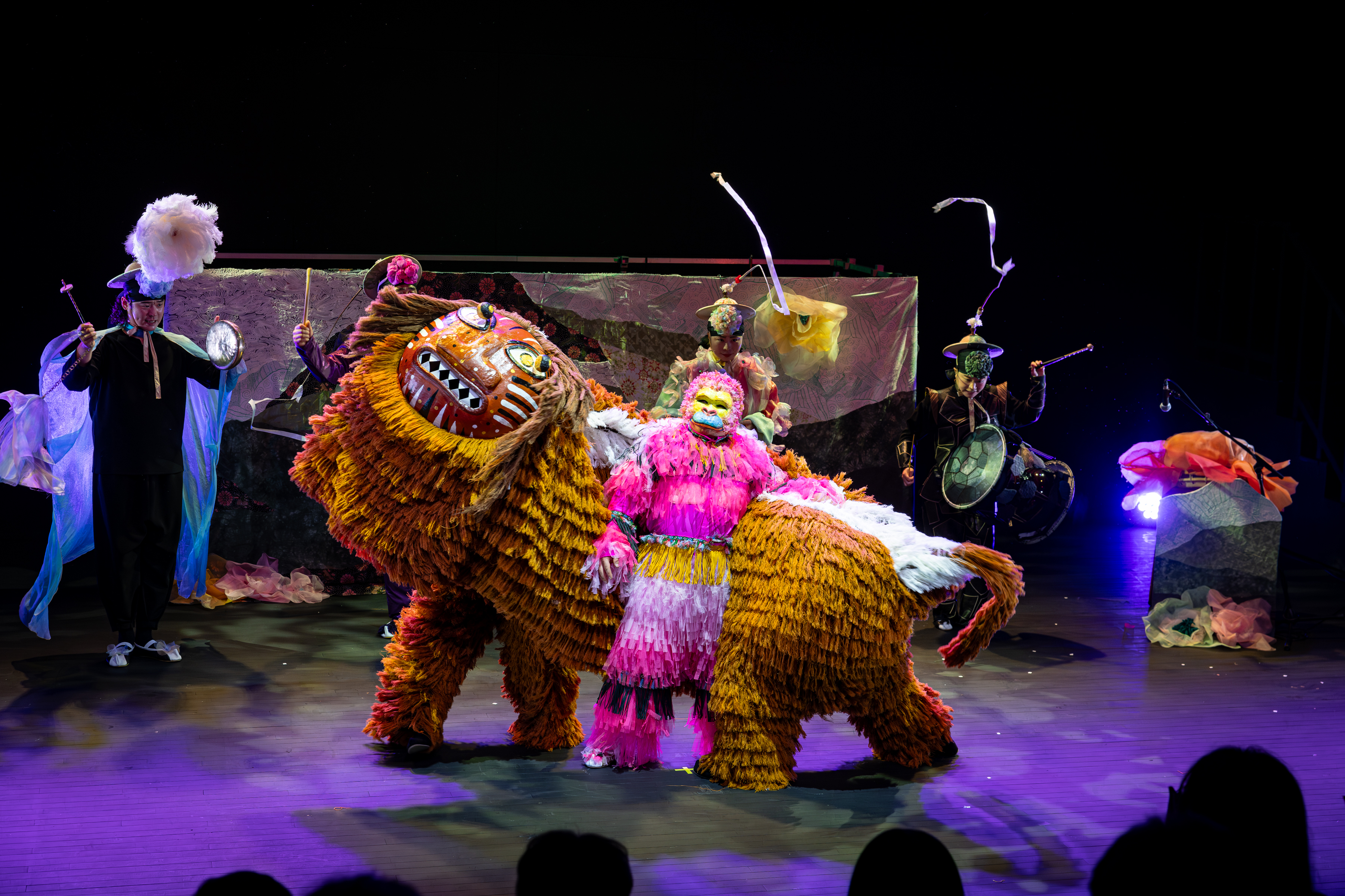 바쁜 도시의 틈을 낯선 놀이판으로 만드는 기묘한 존재들, 연희로 펼쳐보는 환상의 판타지아.