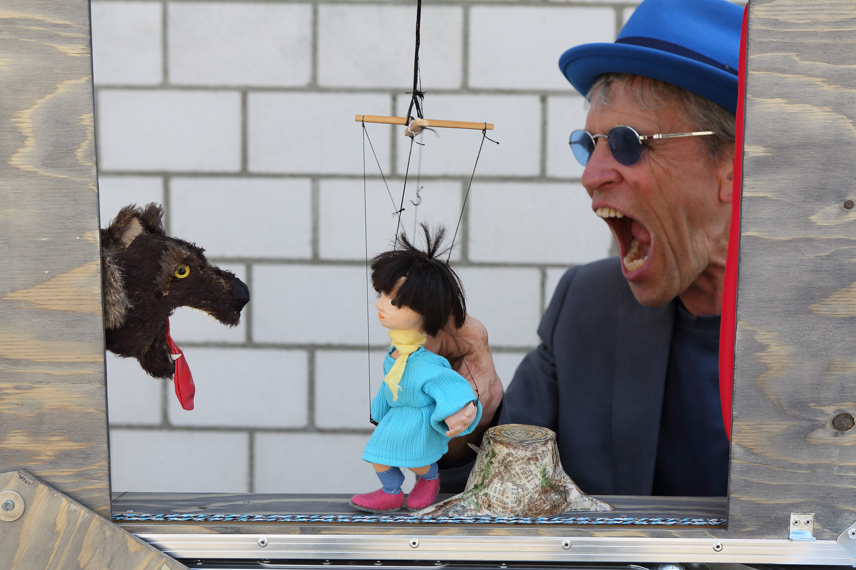 허튼 소리로 펼쳐지는 유머러스하고 시적이며 음악적인, 모두를 위한 인형극 솔로 공연