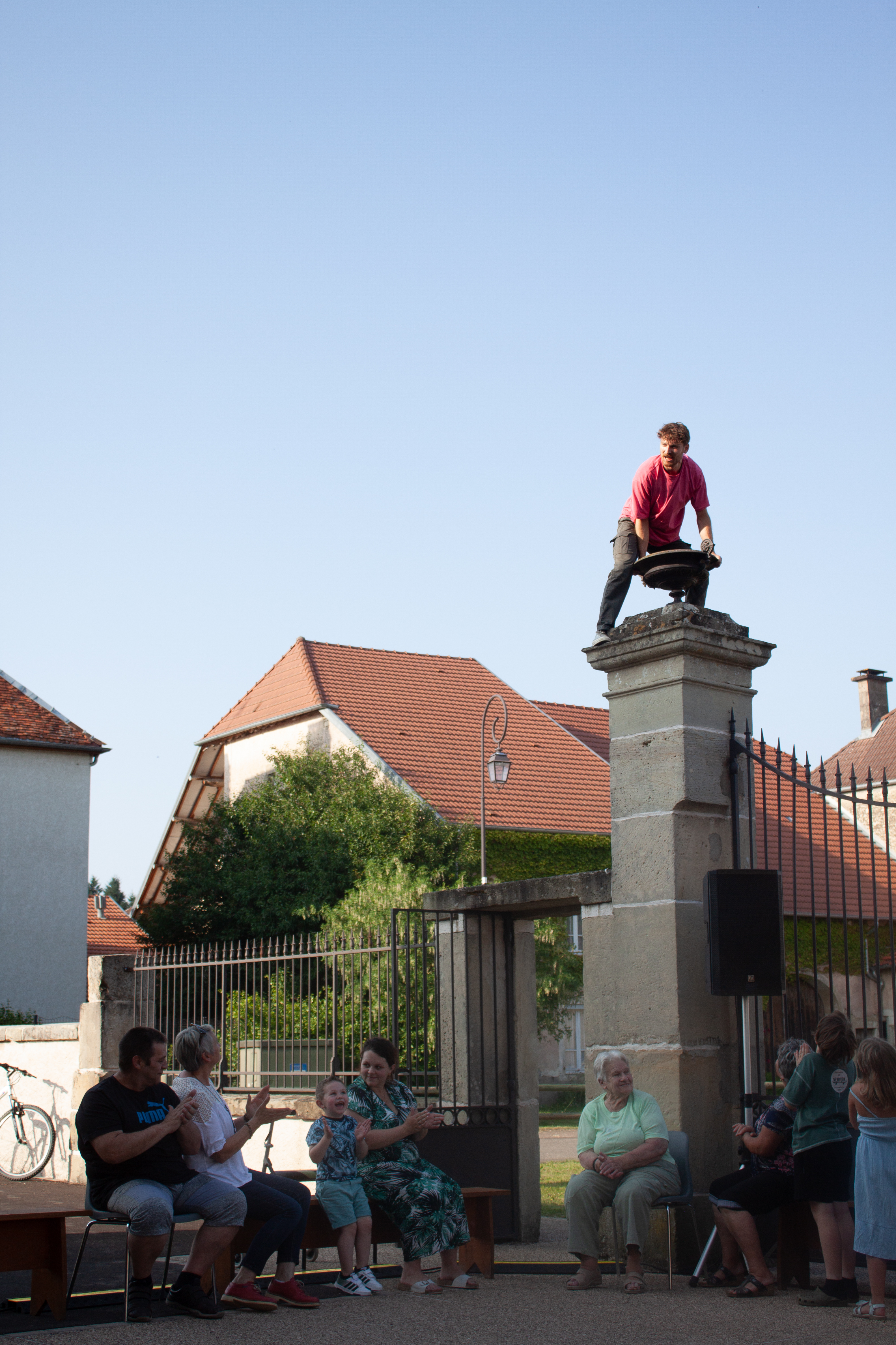 즐거운 반복(Bis repetita)는 무용수와 관객 사이의 반영(거울놀이)을 통해 형제애의 주제를 탐구하는 아크로바틱 댄스 공연이다.
