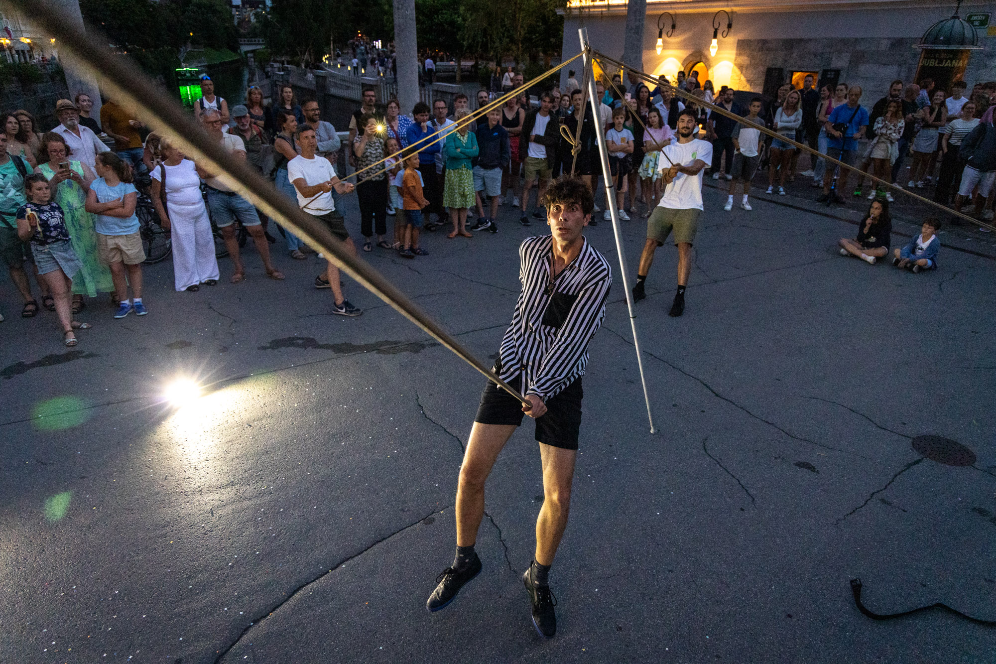 모자가 아주 높은 곳에 걸려버리면, 광대는 반드시 그것을 되찾아야 한다.
