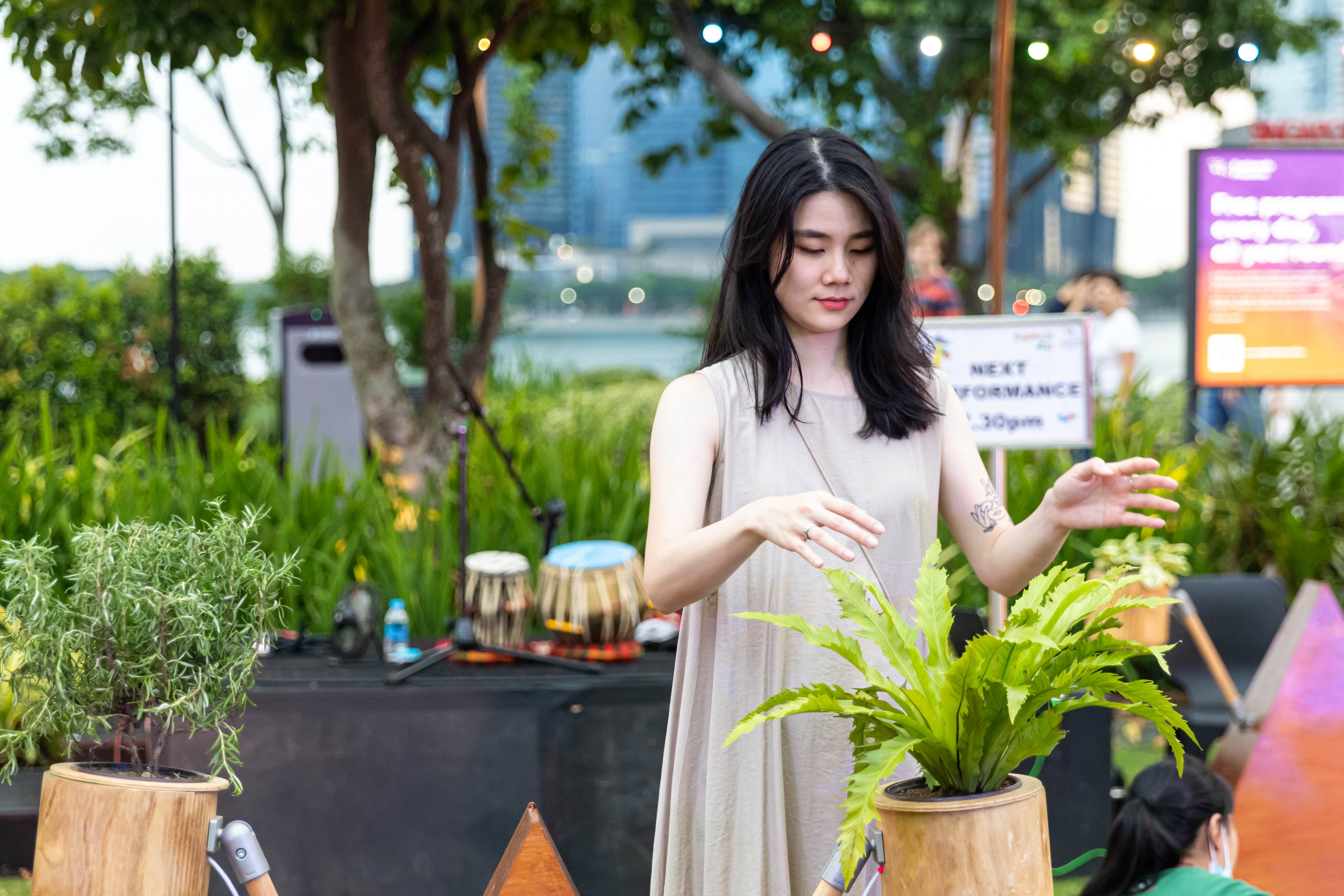 자연과의 교감, 진짜 식물을 만지고 뻗어내어 독창적인 유기적 악기를 연주해보기.