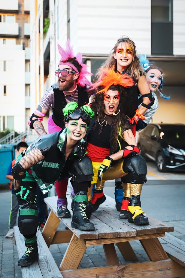 글라이딩이 최고의 예술로 격상되고, 아스팔트가 경쟁자들이 자신을 표현하는 빈 캔버스가 되는 세상에서 불가능의 한계를 뛰어넘을 준비가 된 단원들이 일어선다.