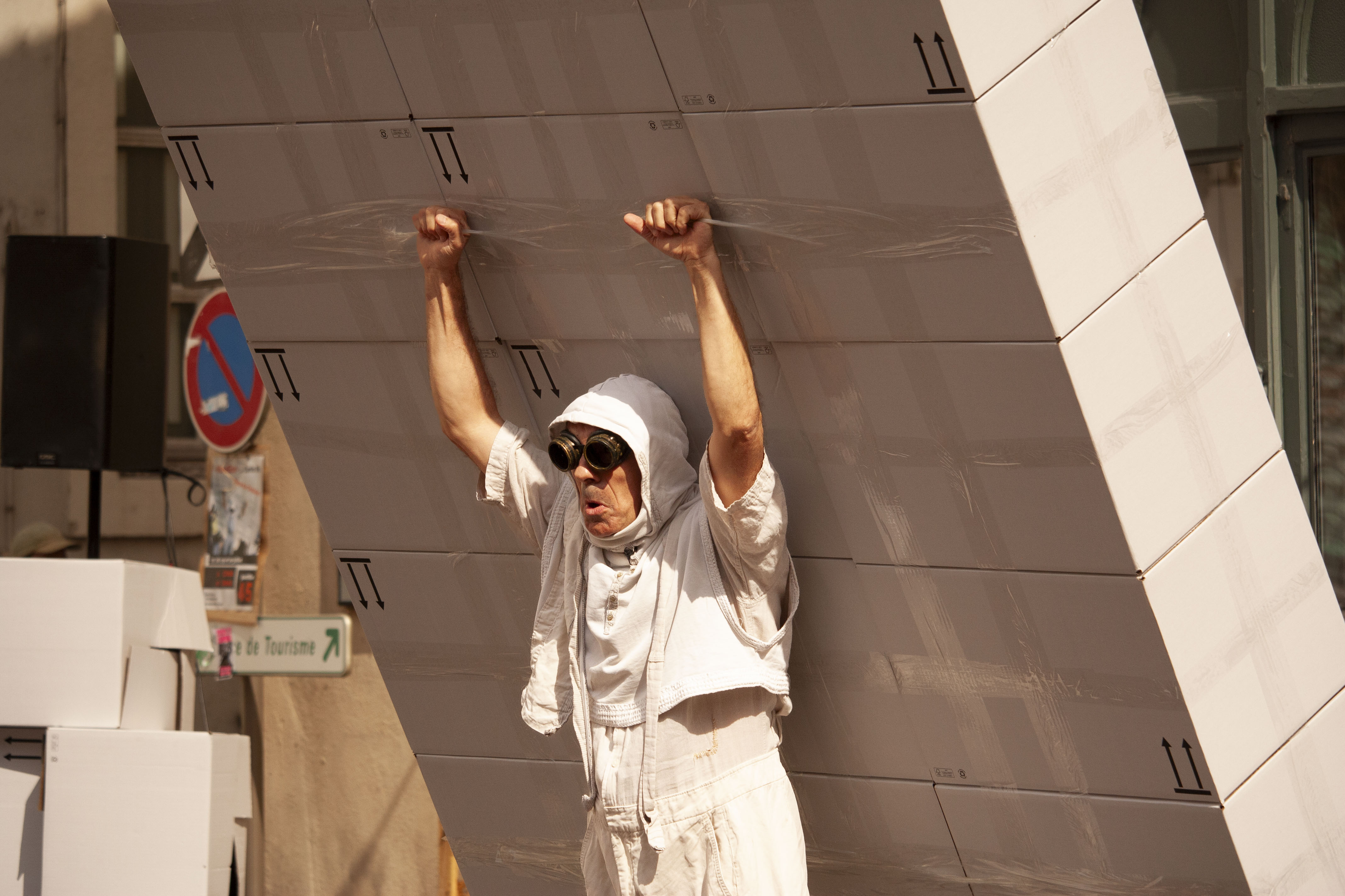 YOU는 당신. GUR는 쾌락과 생존을 향한 원초적 본능이, 무엇이든 등에 짊어지고자 하는 강박관념을 불러일으키는 것을 뜻한다.